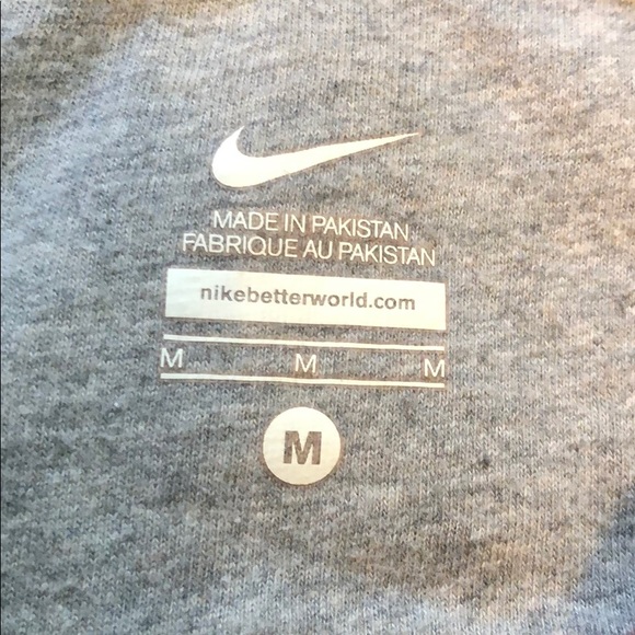 A nike jacket that is great for everyday wear!:) - Picture 4 of 4